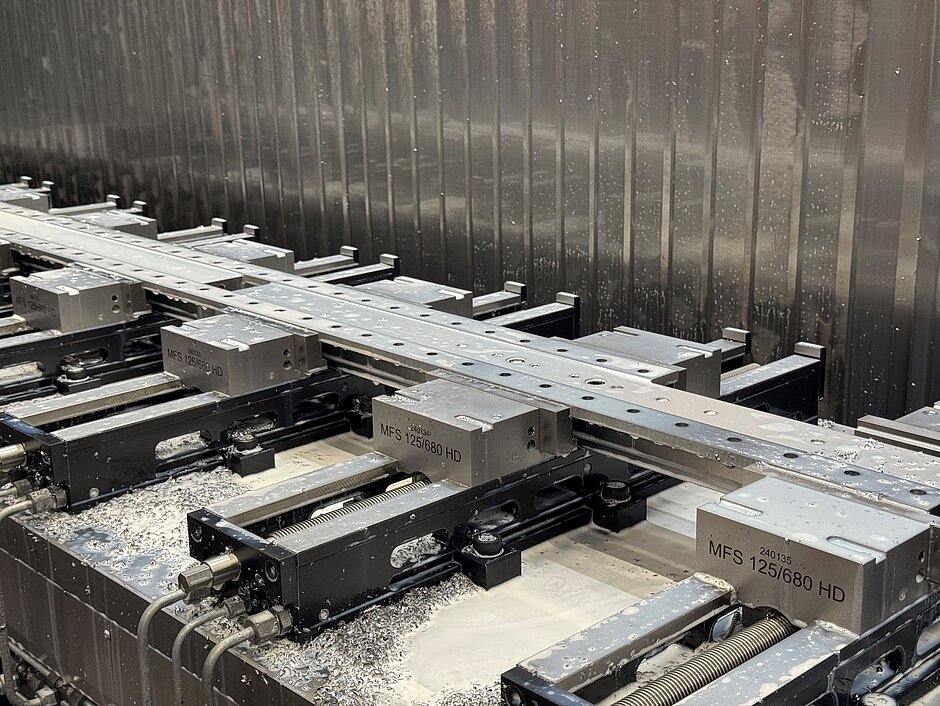 Mechanische, elektrische und softwaretechnische Integration der von TKM beigestellten Spannstöcke im Arbeitsraum. Angesteuert über vier unabhängige Spannkreise.
