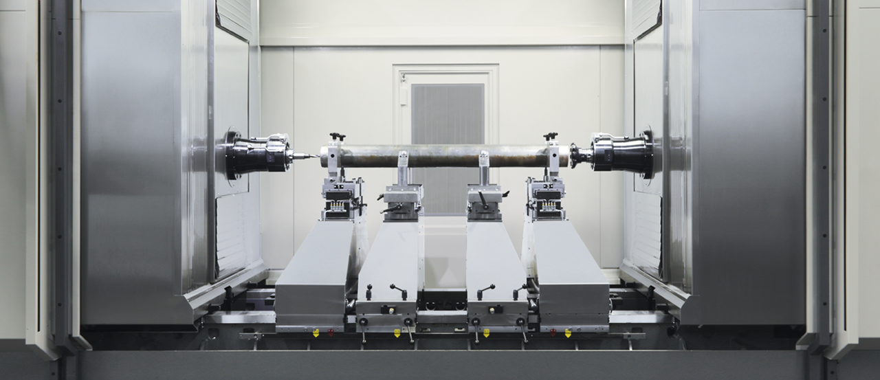 Neben den Zentrierspannstücken an den Wellendenden werden zur Stabilisierung Zwischenunterstützungen eingesetzt.