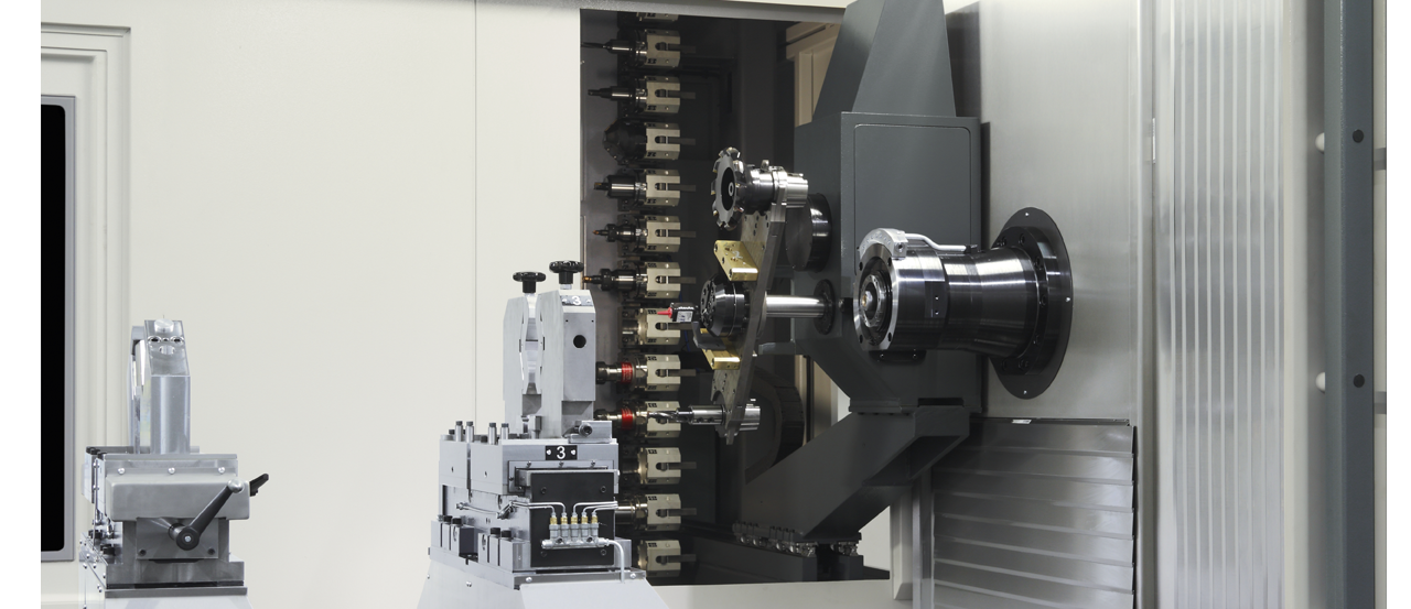 Horizontales Kettenmagazin an der Arbeitsspindel. Doppelgreifer sorgen für kurze Werkzeugwechselzeiten.