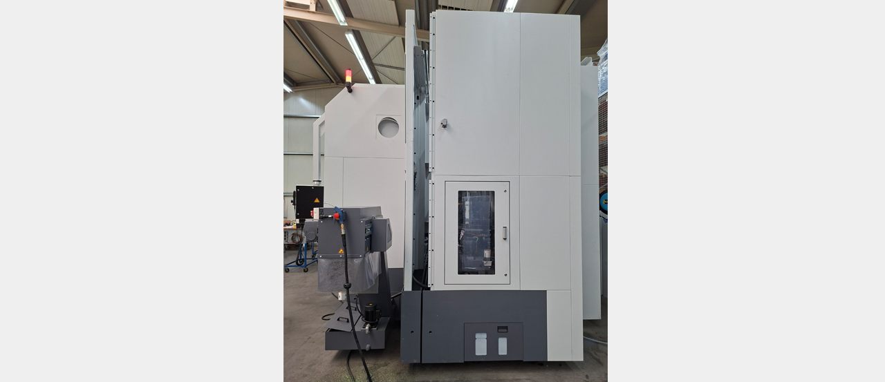 Die Maschine wird auf ihrer gesamten Länge von Beginn an zweigeteilt konstruiert und gebaut.