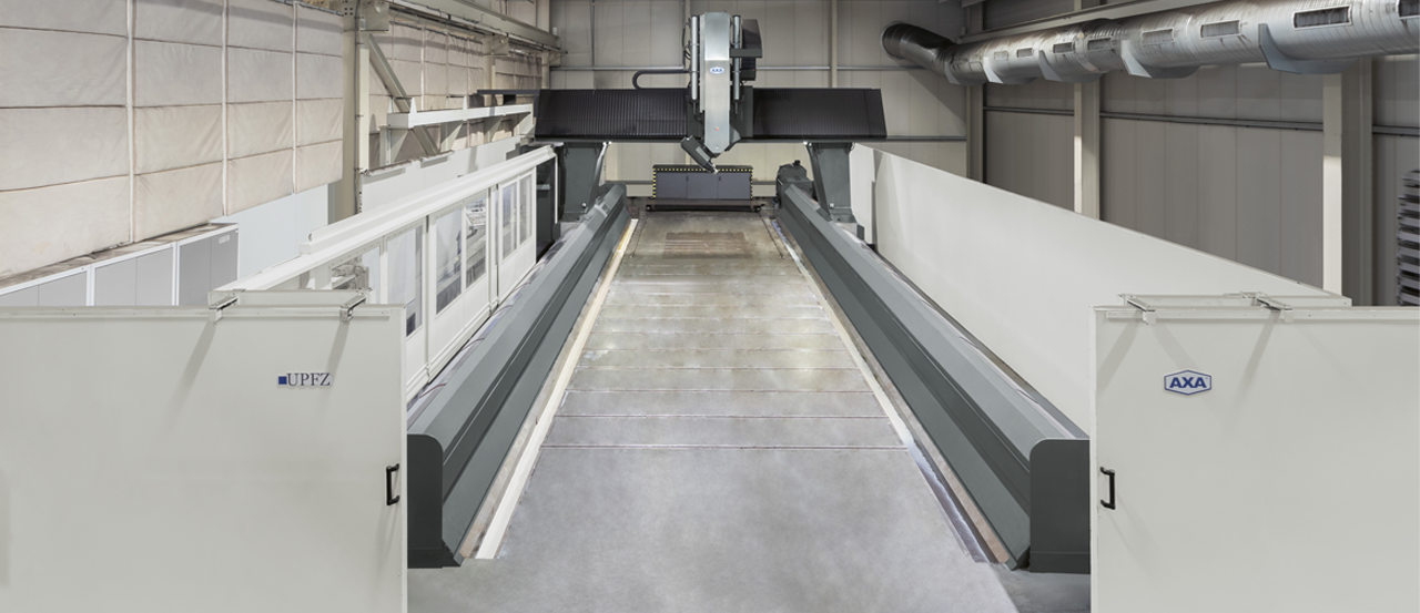 Gantry machining centre UPFZ in special design without machine table and complete covering with front-facing doors
