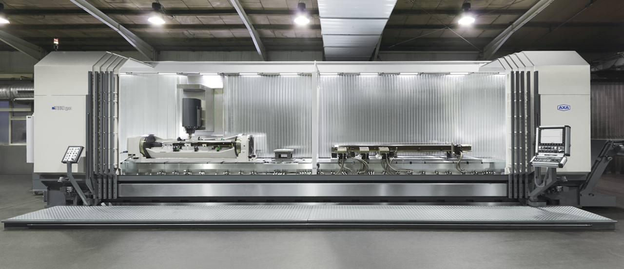 The heavy SK 50 pendulum machining centre is fitted with a high-performance tilting spindle head