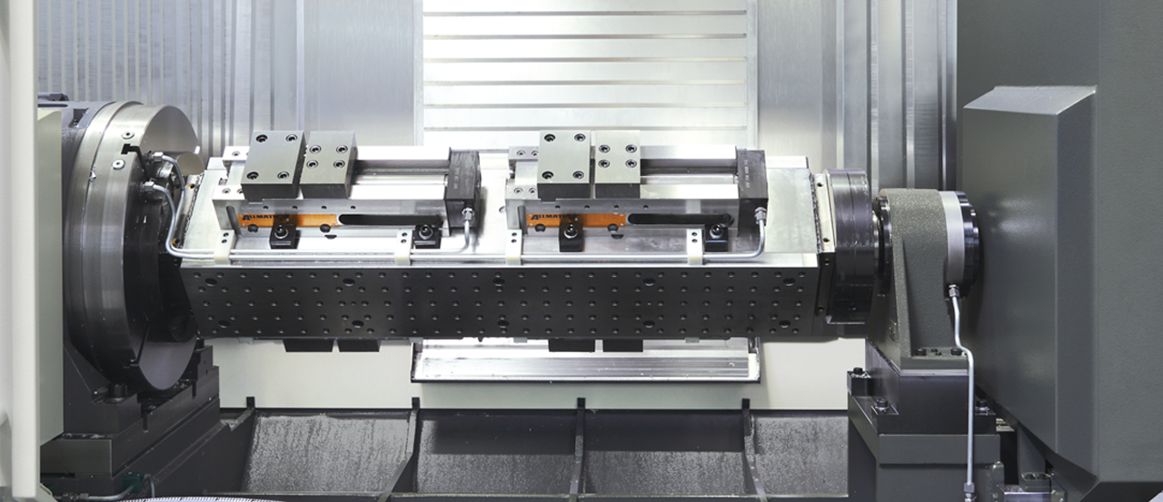 On the swivelling bridge installed in the left-hand pendulum working space, several workpieces can be clamped in parallel and each machined on three sides
