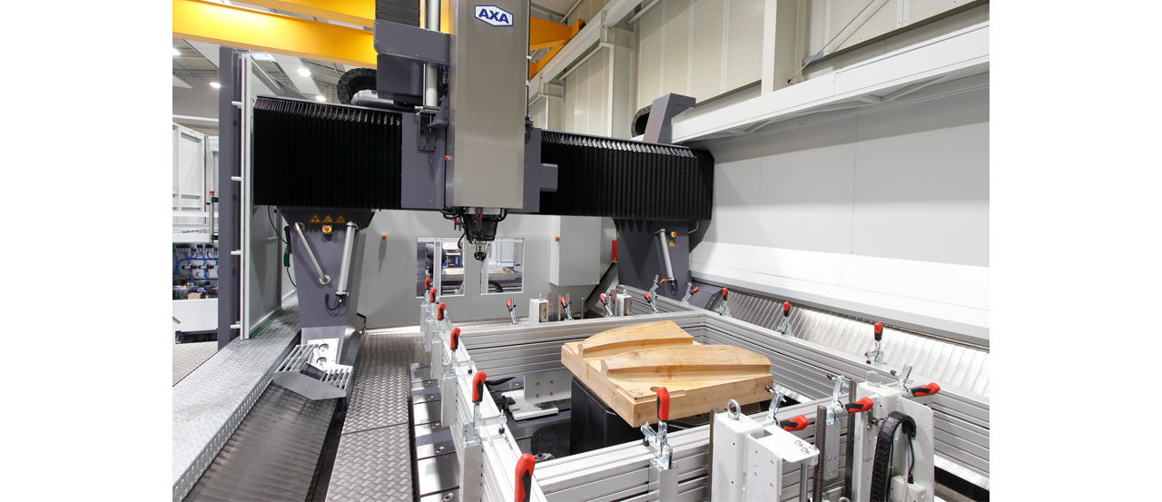 Holzwerkstoff als Gegenwerkzeug für das zu bearbeitende Blech