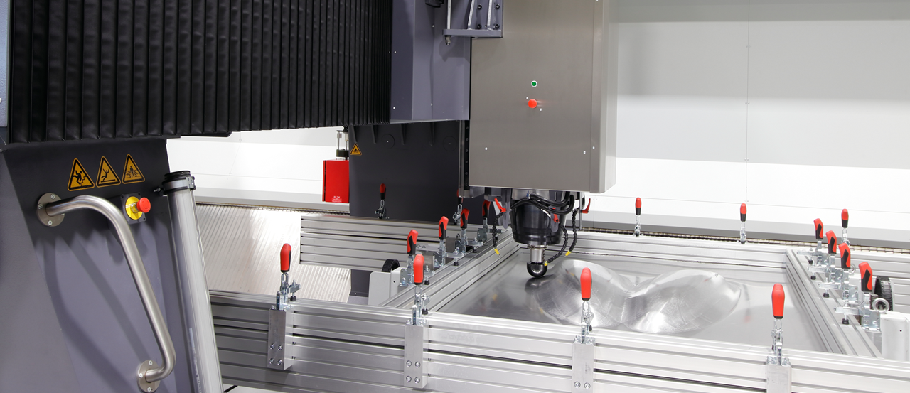 Das eingespannte Blech wird durch mehrere, aufeinanderfolgende Bewegungen eines Drückdorns in Form gebracht.